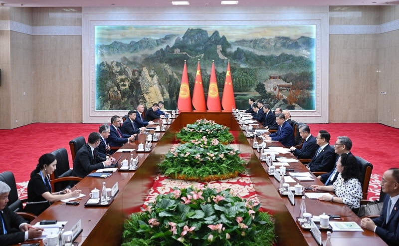 习近平和彭丽媛为出席2025年上海合作组织峰会的国际贵宾举行欢迎宴会
